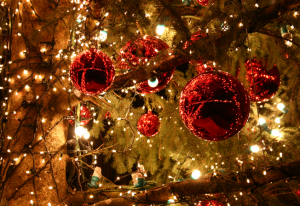 Boules rouges et lumières de Noël