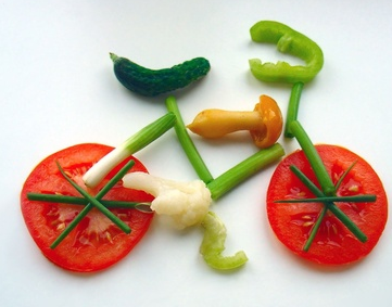 Vélo dessiné avec des légumes