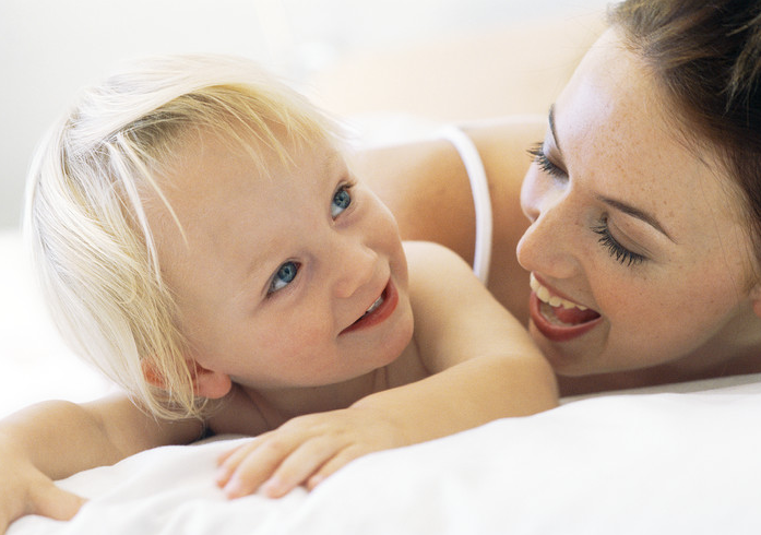 Une maman et son enfant qui rigolent