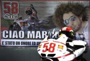 une plaque en hommage a marco simoncelli