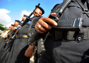 Policiers indonésiens armés et en uniforme