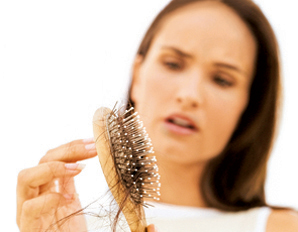 Chute de cheveux d'une femme sur sa brosse