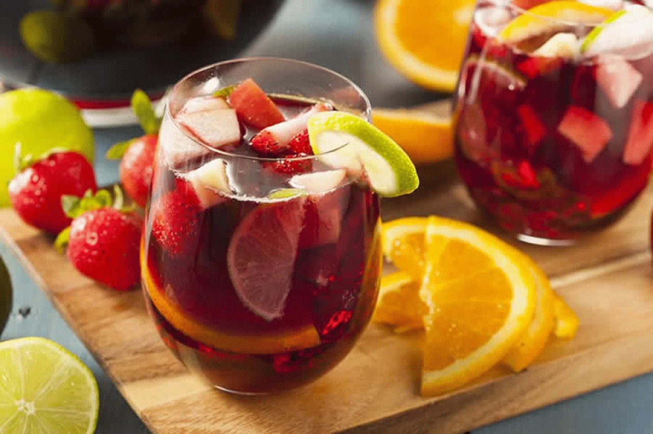 2 verres de sangria rouge