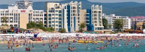 plage bondée et hôtels de Sunny Beach en Bulgarie