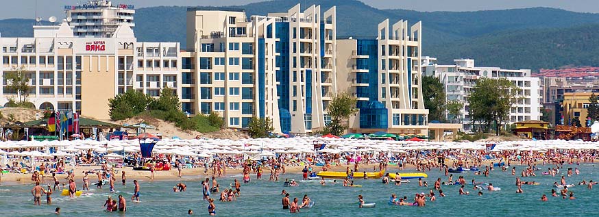 plage bondée et hôtels de Sunny Beach en Bulgarie