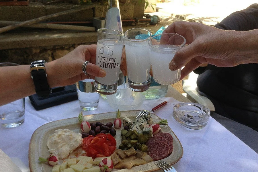 Deux amis qui trinquent avec leurs verres de Raki